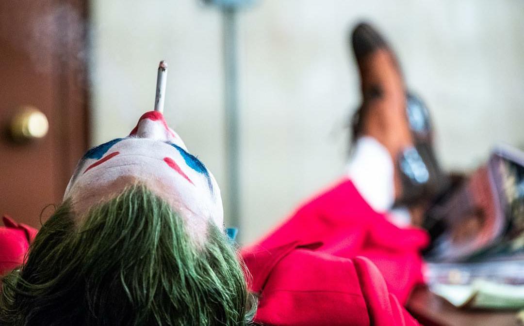 Joker: Folie à Deux, Arthur Fleck inseguito da altri due Joker nei video dal set, follia o Multiverso?