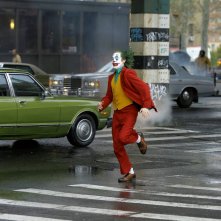 Joker: il Joker interpretato da Joaquin Phoenix durante una fuga