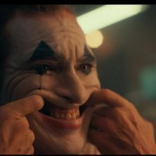 Joker: un primo piano di Joaquin Phoenix nel ruolo di Joker