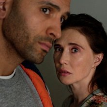Instict: Carice van Houten e Marwan Kenzari in una scena