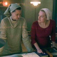 The Handmaid's Tale: Elisabeth Moss in una scena del finale della terza stagione