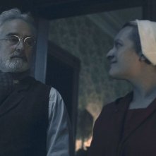 The Handmaid's Tale: Elisabeth Moss e Bradley Whitford in una scena del finale della terza stagione