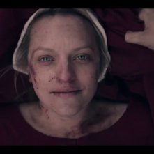 The Handmaid's Tale: un primo piano di Elisabeth Moss nel finale della terza stagione