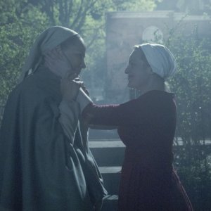The Handmaid's Tale: Elisabeth Moss e Amanda Brugel  nel finale della terza stagione