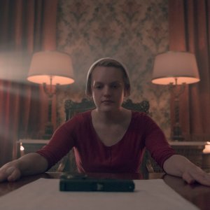 The Handmaid's Tale: Elisabeth Moss nel finale della terza stagione