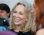 Faye Dunaway, il suo assistente le fa causa 'Mi chiamava piccolo omosessuale'