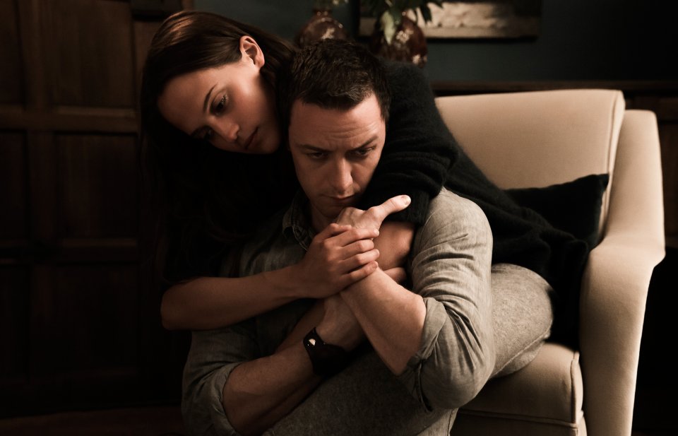 Submergence: Alicia Vikander e James McAvoy in un momento intimo