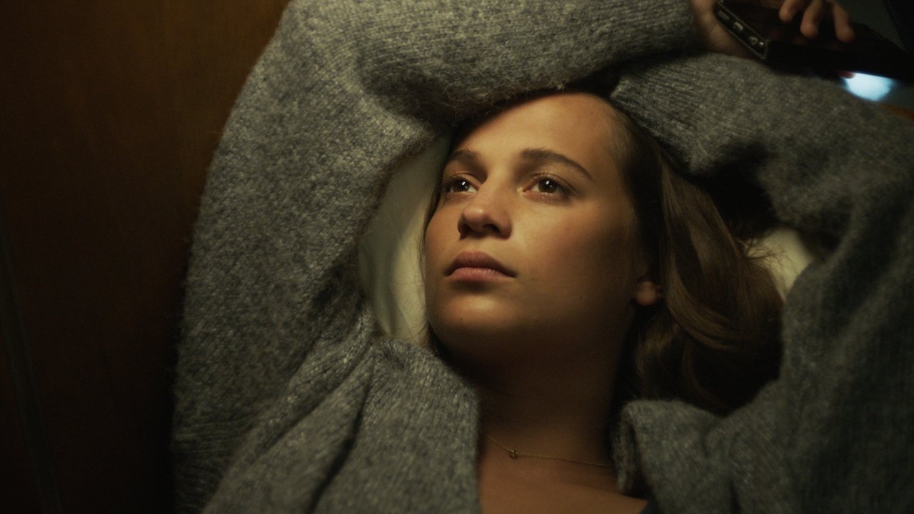 Alicia Vikander in una scena di Submergence