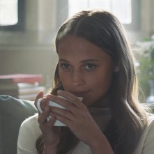 Submergence: Alicia Vikander durante una scena