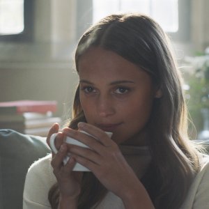 Submergence: Alicia Vikander durante una scena