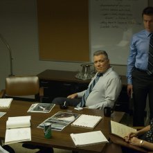 Mindhunter: Holt McCallany, Anna Torv e Jonathan Groff in una scena della seconda stagione