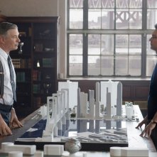 Motherless Brooklyn: Alec Baldwin ed Edward Norton in una foto del film