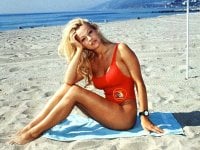 Pamela Anderson: 'Il costume di Baywatch mi va ancora', lo usa per sorprese intriganti