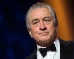 Friends: Robert De Niro contro un ex dipendente per binge watching su Netflix durante il lavoro
