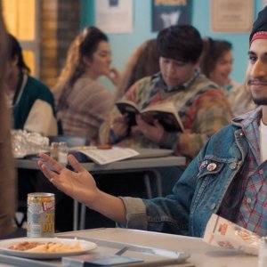 Blinded By the Light: una scena del film con Aaron Phagura, Viveik Kalra