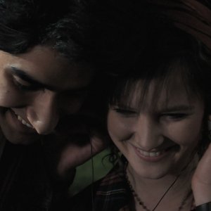 Blinded By the Light: Nell Williams e Viveik Kalra durante una scena