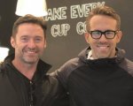 Ryan Reynolds, Hugh Jackman e lo strano vestito della fan: la reazione online