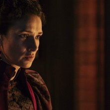 Carnival Row: Indira Varma in una scena della serie