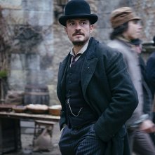 Carnival Row: Orlando Bloom durante una scena della serie