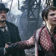 Carnival Row: Cara Delevingne e Orlando Bloom in una scena della serie
