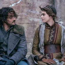 Carnival Row: Orlando Bloom e Cara Delevigne in una scena della serie