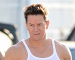 Mark Wahlberg, torso nudo e addominali nella foto che celebra la challenge F45