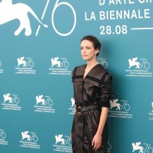 Venezia 2019: uno scatto di Stacy Martin al photocall delle giurie