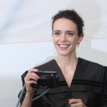 Venezia 2019: Stacy Martin sorridente al photocall delle giurie