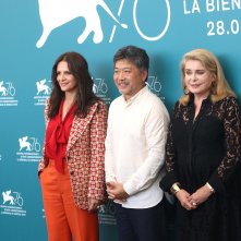 Venezia 2019: Catherine Deneuve, Kore-eda Hirokazu e Juliette Binoche al photocall di Le verità
