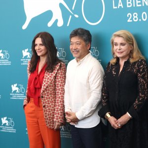 Venezia 2019: Catherine Deneuve, Kore-eda Hirokazu e Juliette Binoche al photocall di Le verità