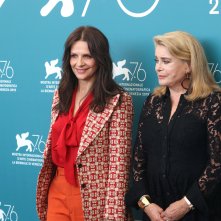Venezia 2019: Juliette Binoche e Catherine Deneuve al photocall di Le verità