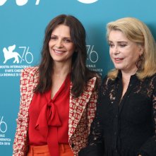 Venezia 2019: Catherine Deneuve e Juliette Binoche al photocall di Le verità