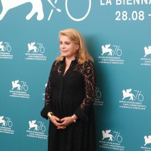 Venezia 2019: Catherine Deneuve al photocall di Le verità