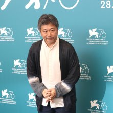 Venezia 2019: uno scatto di Kore-eda Hirokazu al photocall di Le verità
