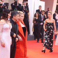 Venezia 2019: il cast di Le verità posa sul red carpet di apertura