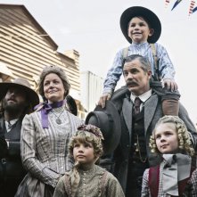 Deadwood - Il Film: Anna Gunn, Timothy Olyphant, Noelle E Parker, Luke Patrick Dodge, Leticia Lagutenko in una scena