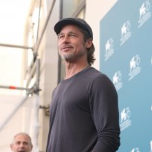 Venezia 2019: un sorridente Brad Pitt al photocall di Ad Astra