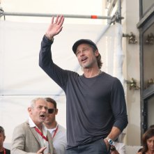 Venezia 2019: Brad Pitt saluta i fotografi al photocall di Ad Astra