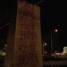 IT: Chapter 2, una scena del film con il sanguinoso messaggio lasciato da Pennywise