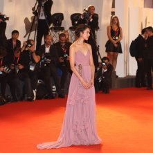 Venezia 2019: uno scatto di Margaret Qualley sul red carpet di Seberg