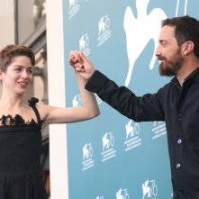Venezia 2019: Mariana di Girolamo e Pablo Larrain al photocall di Ema