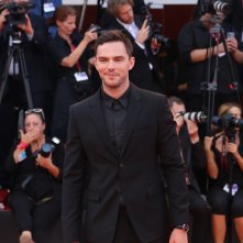 Venezia 2019: uno scatto di Nicholas Hoult sul red carpet di Joker