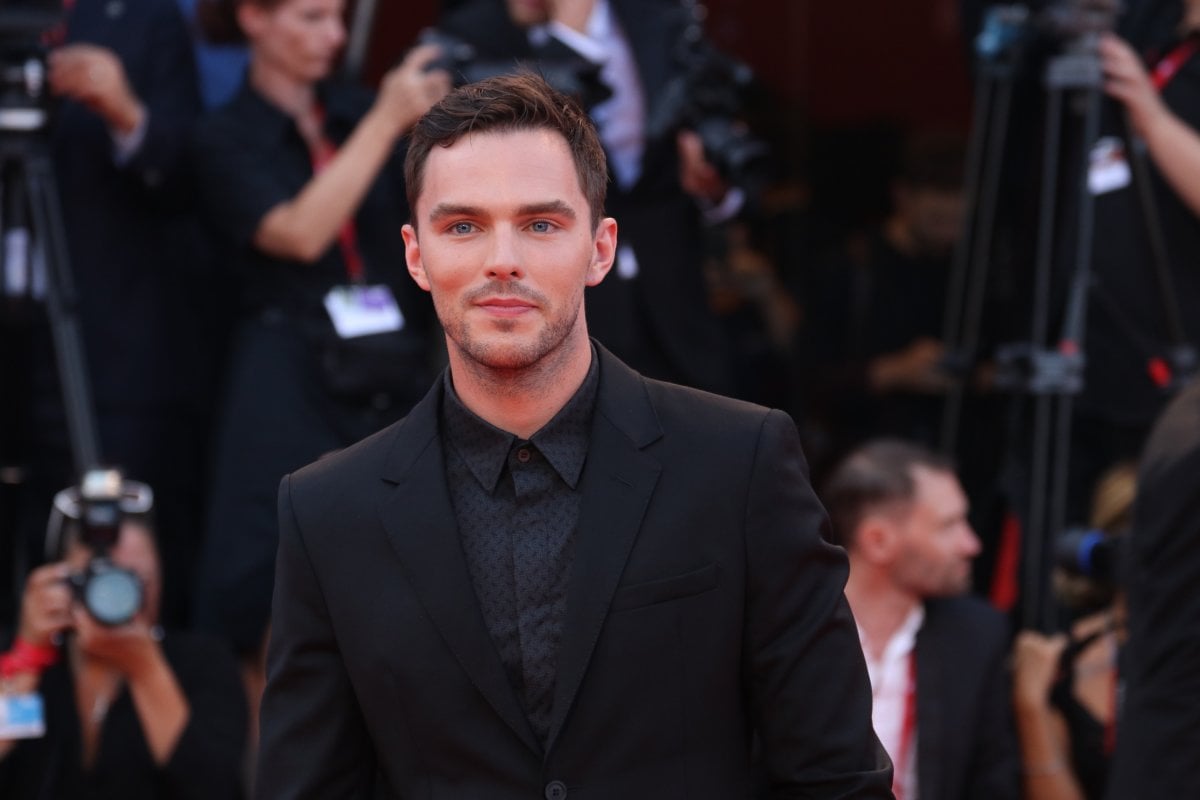 Nosferatu, Nicholas Hoult si è spaventato durante la proiezione: "Ho fatto un salto incredibile"