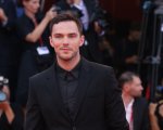 Nosferatu, Nicholas Hoult si è spaventato durante la proiezione: 'Ho fatto un salto incredibile'