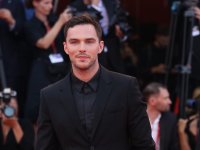 Nosferatu, Nicholas Hoult si è spaventato durante la proiezione: 'Ho fatto un salto incredibile'