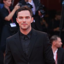Venezia 2019: Nicholas Hoult sul red carpet di Joker