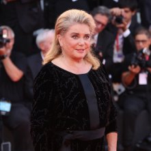 Venezia 2019: Catherine Deneuve sul red carpet di Joker
