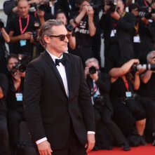 Venezia 2019: Joaquin Phoenix in posa sul red carpet di Joker