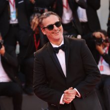 Venezia 2019: un sorridente Joaquin Phoenix sul red carpet di Joker