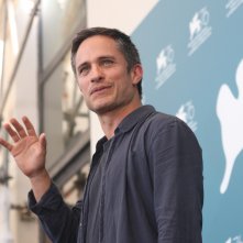 Venezia 2019: uno scatto di Gael García Bernal al photocall di Wasp Network
